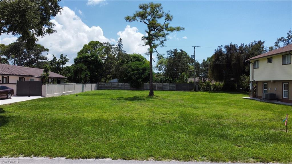 a view of a house with backyard and a garden