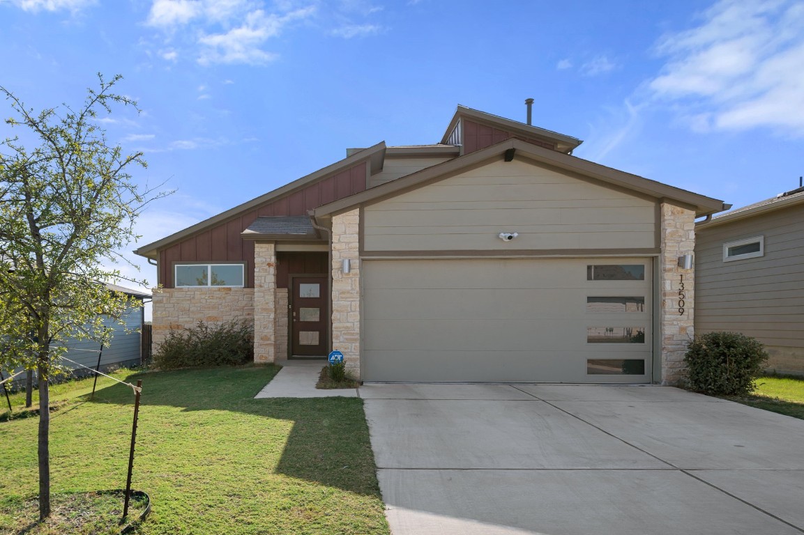 a view of a house with a yard