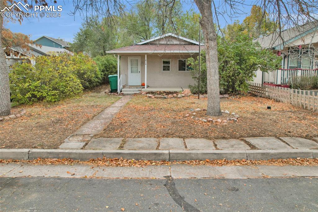 a view of a house with a yard