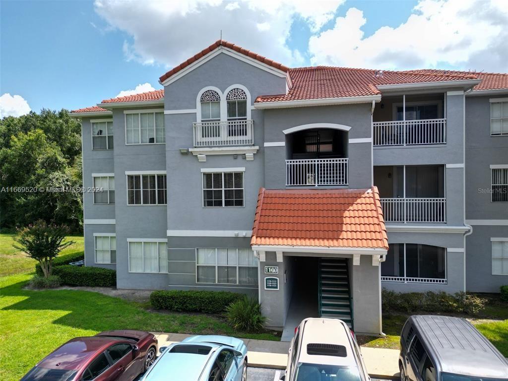 a view of a yard in front of house