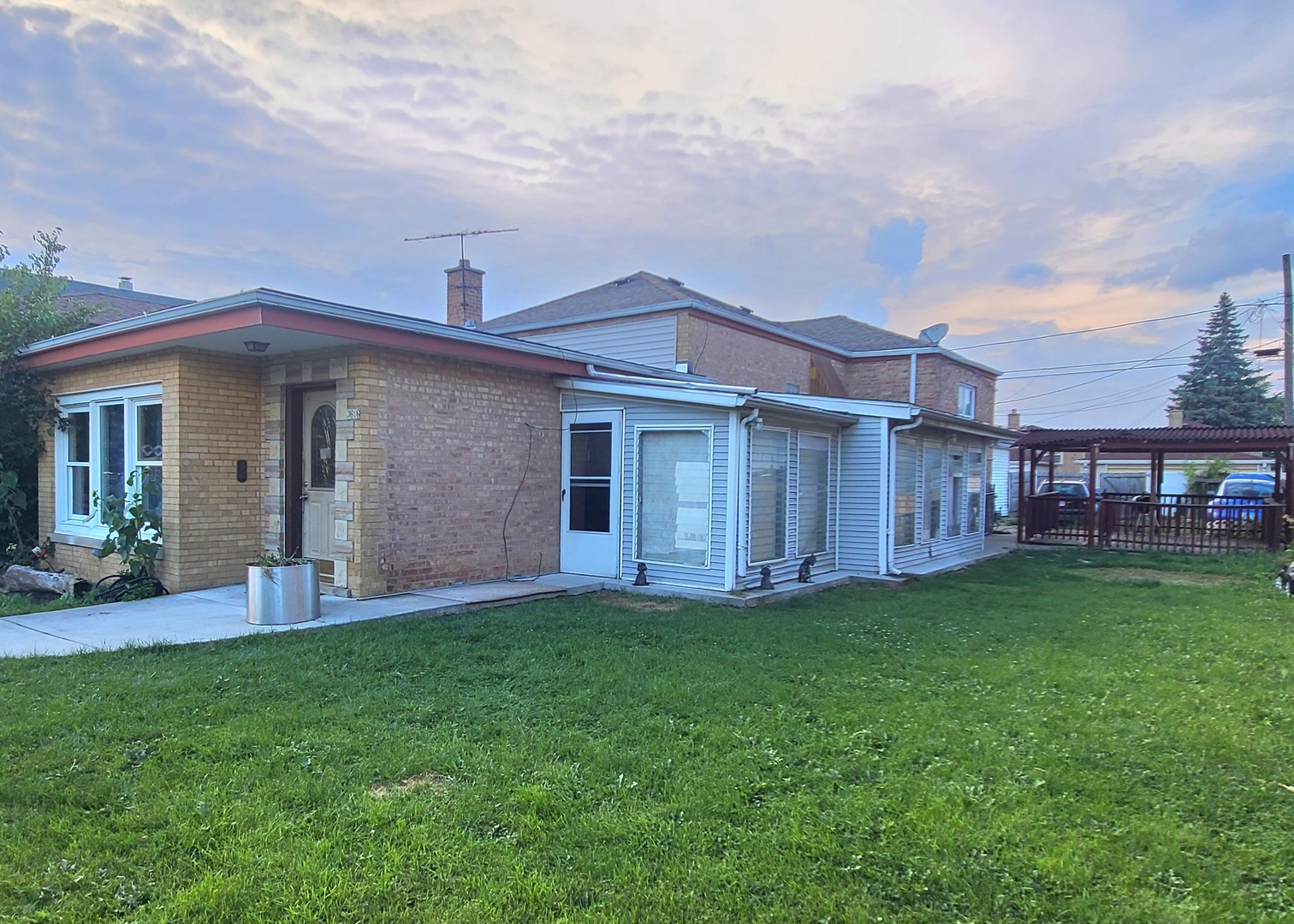 a view of a yard in front of a house