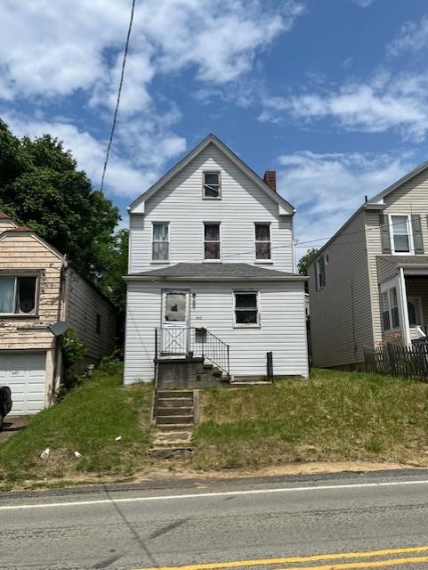 a view of a house with a yard