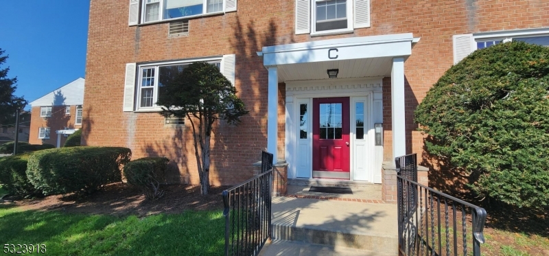 a view of entryway and hall yard