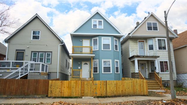 $300,000 | 2411 West Maple Street | Muskegg Way