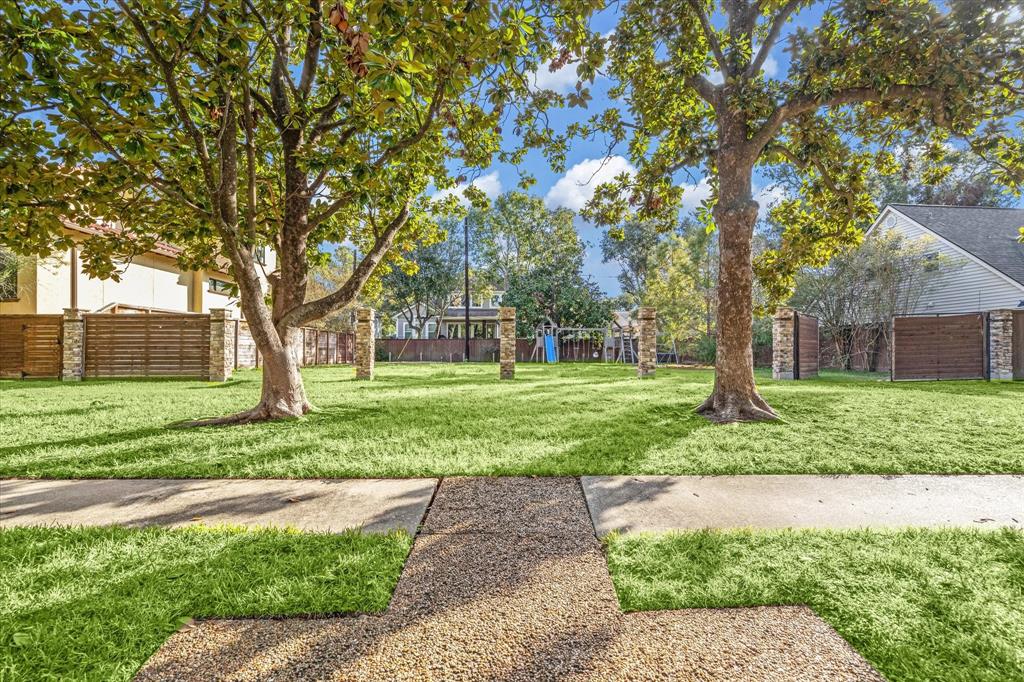 a view of a yard with a house