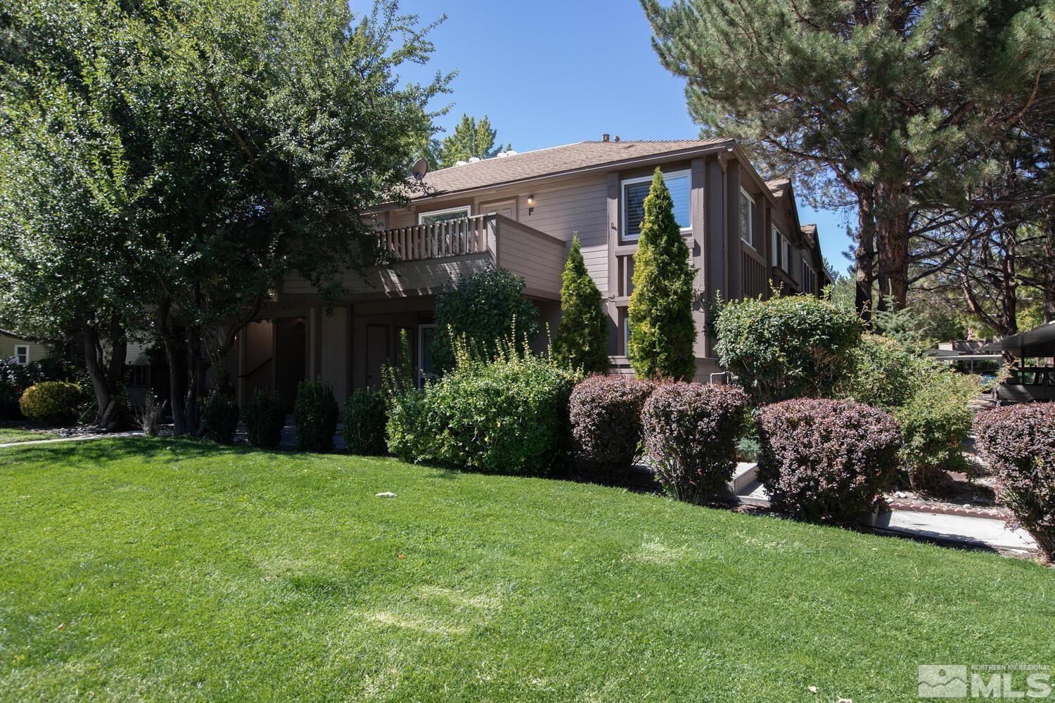 a view of a house with backyard and garden