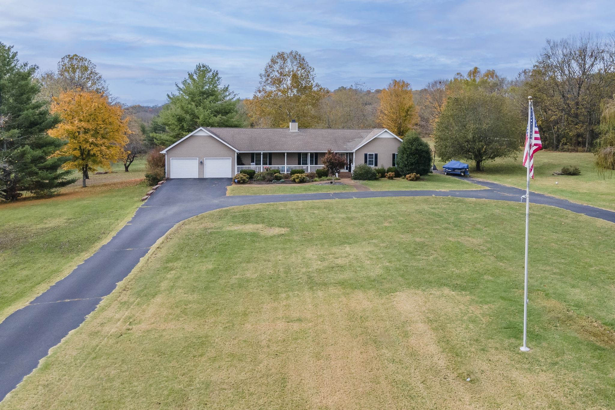 a view of a house with a yard