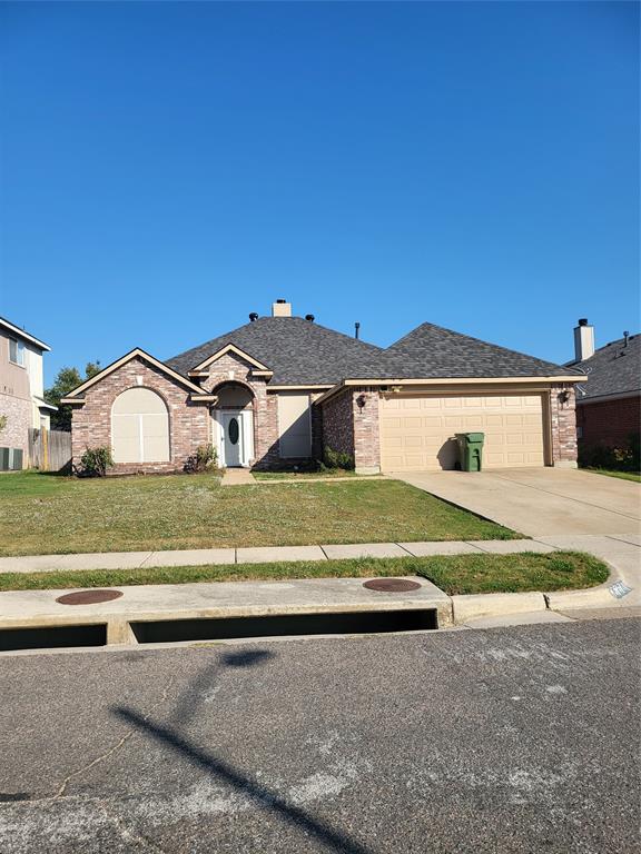 a view of house with a yard