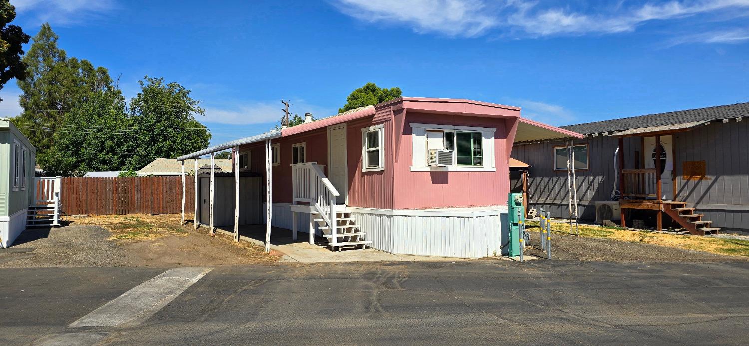 a view of a house with backyard