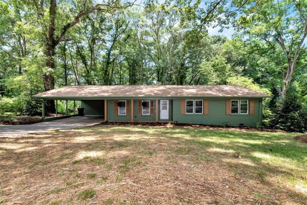 a view of a house with a yard