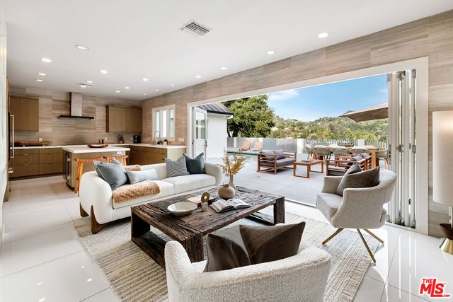 $6,495,000 | 2612 Wallingford Drive | Beverly Hills Post Office