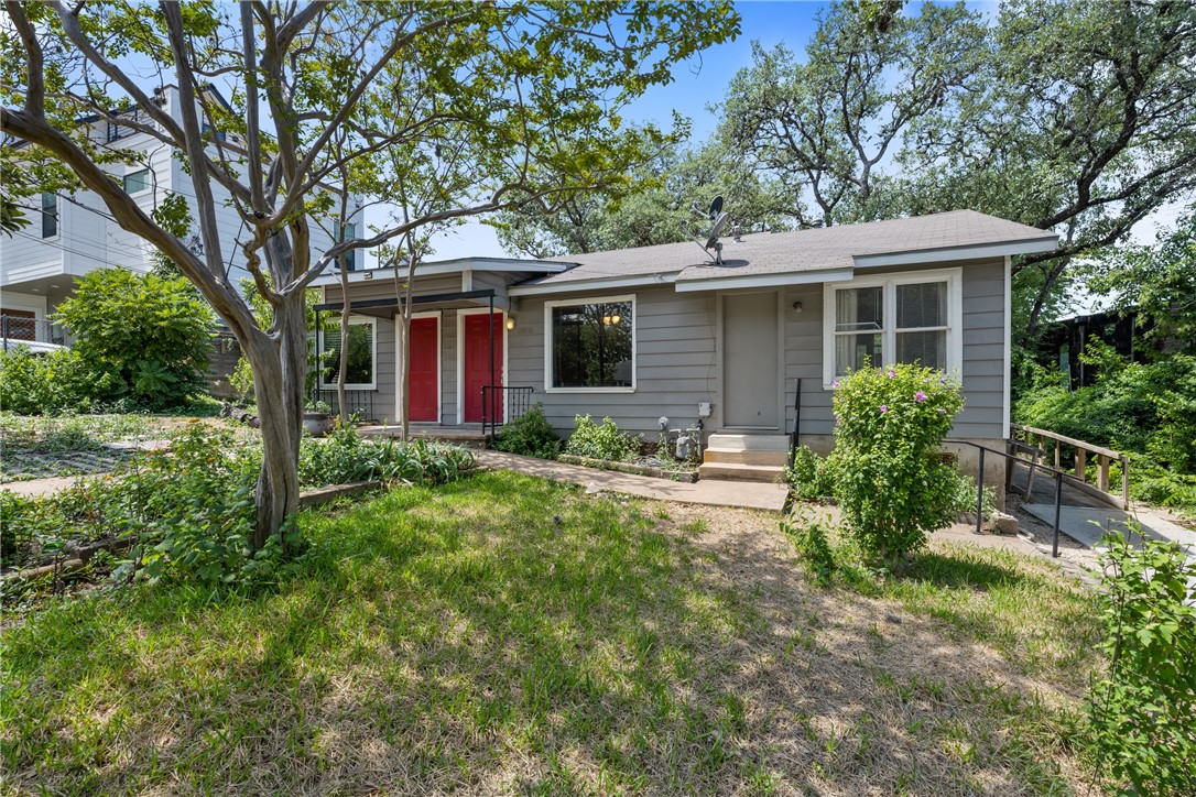 a view of a house with yard and plants