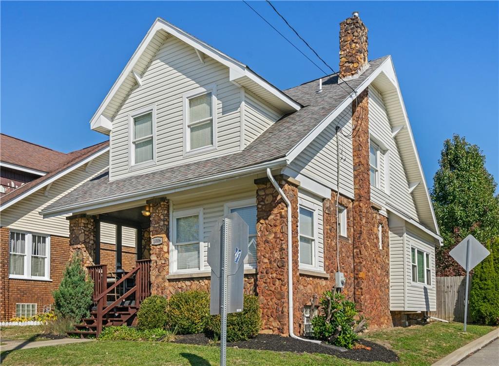 a view of a house with a yard