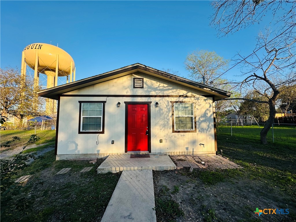 a view of a house with a backyard