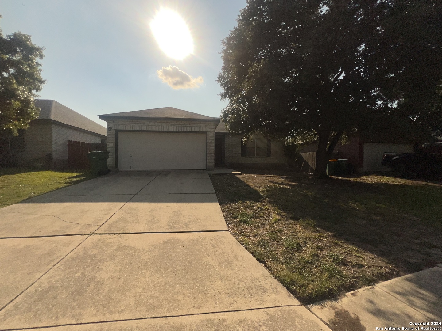 a view of backyard of the house