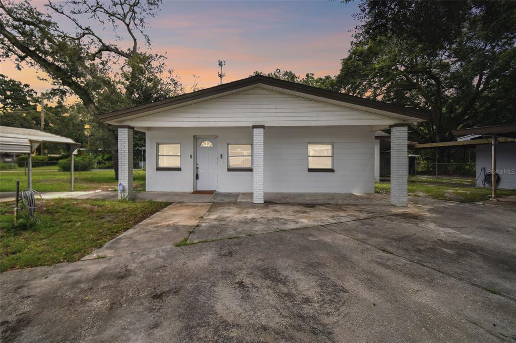 a view of a house with a yard