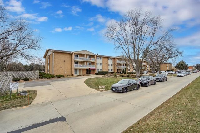 $220,000 | 940 Beau Drive, Unit 303 | Des Plaines