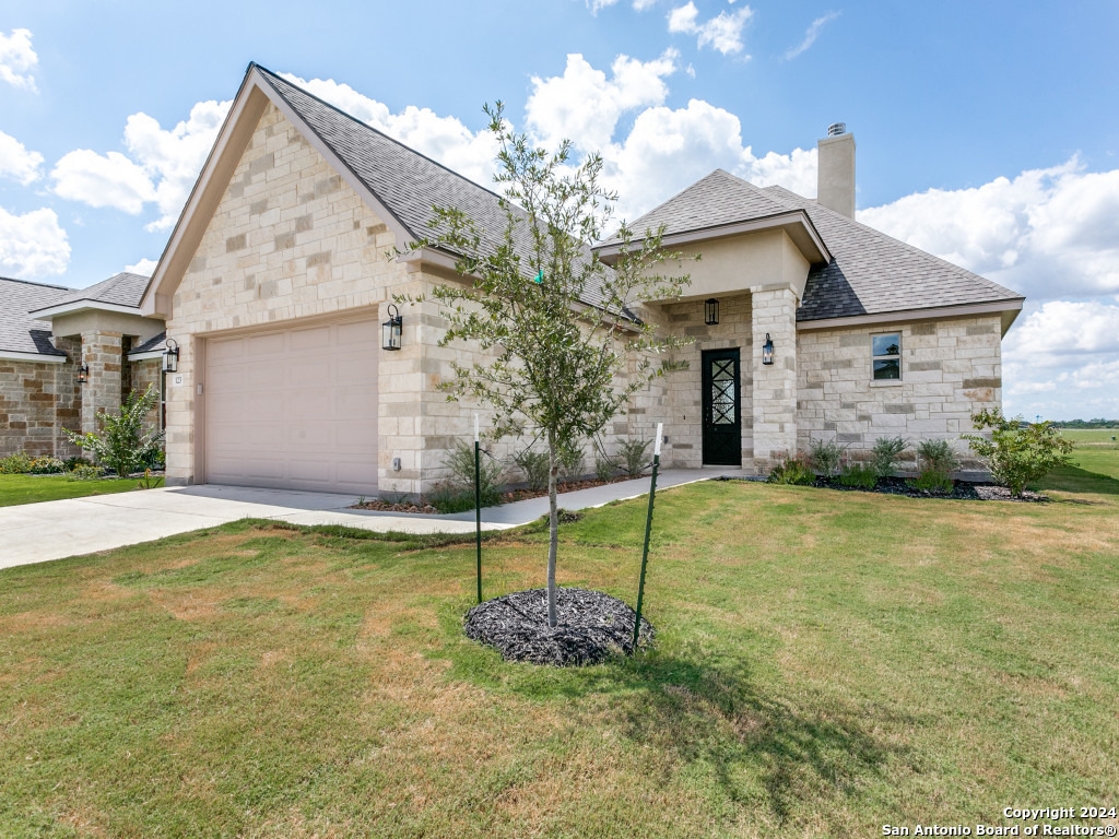 a view of a house with a yard