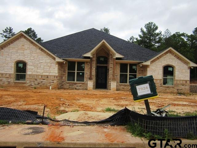 a view of a house with backyard