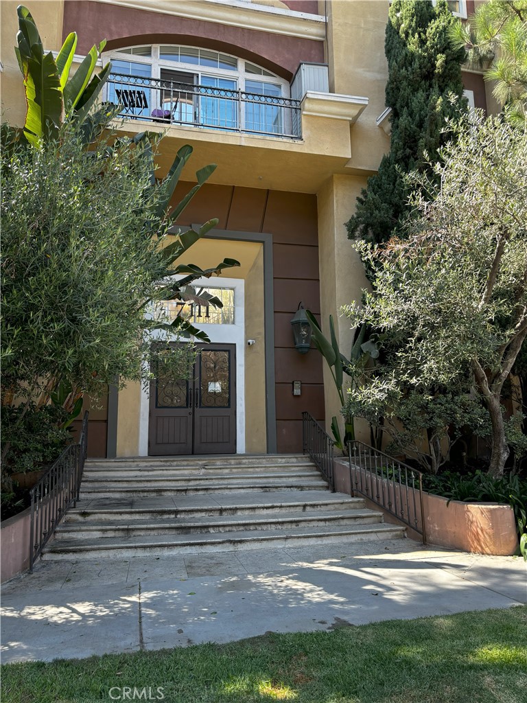 a house view with a outdoor space