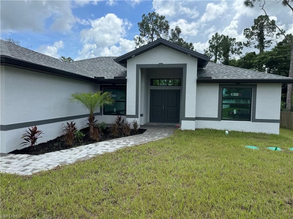 a view of a house with a yard