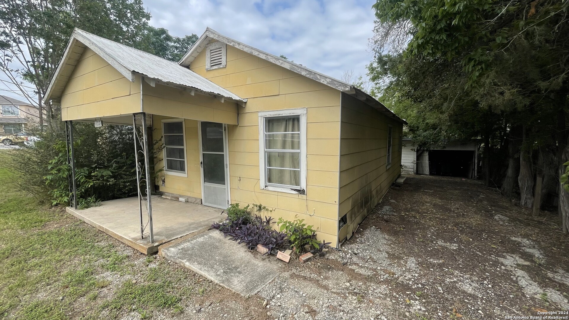 a view of a house with a yard