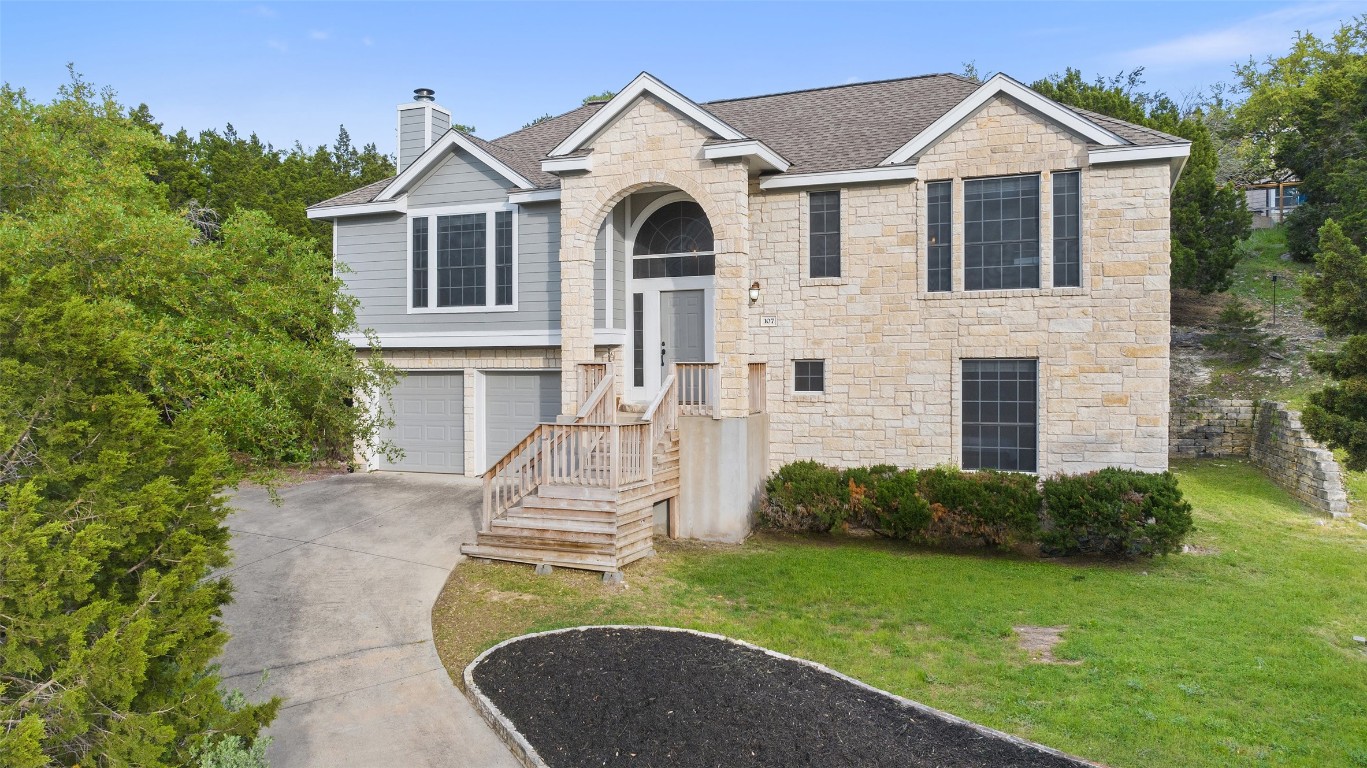 a view of a house with a yard