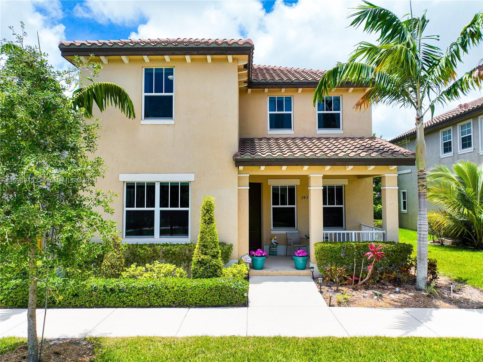 a view of front a house with a yard