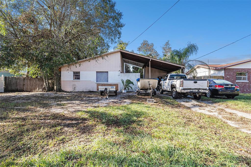 a view of a house with backyard