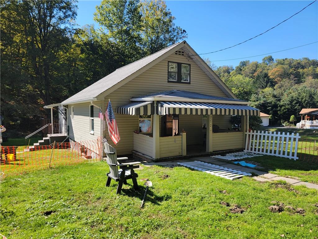 a view of a house with a yard