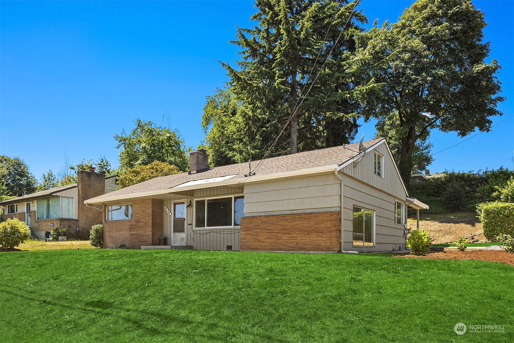 a view of a house with backyard