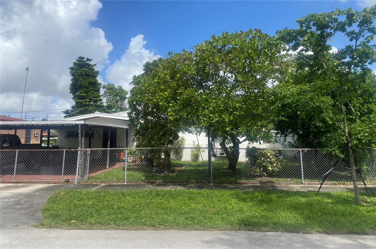 a view of a backyard