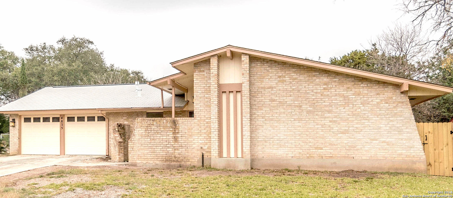 a view of a house with a backyard