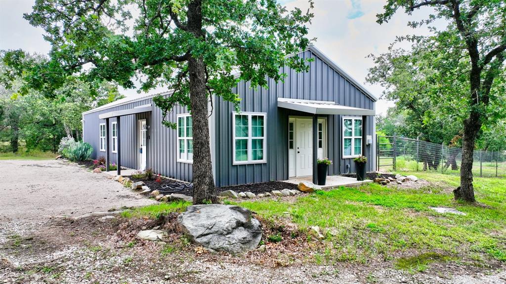 a view of a house with backyard