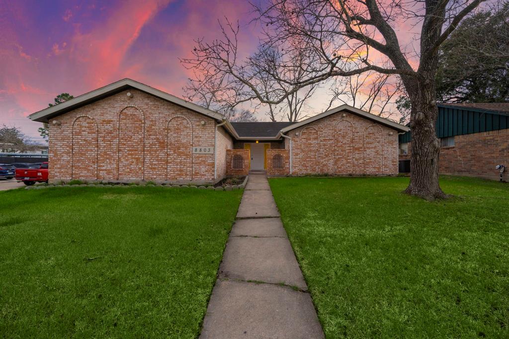 a view of a front of house with a yard