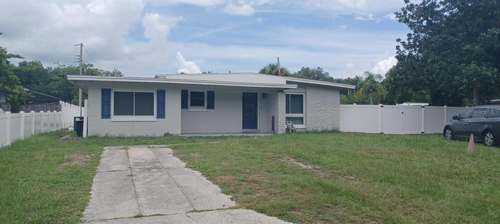 a view of a house with backyard and garden