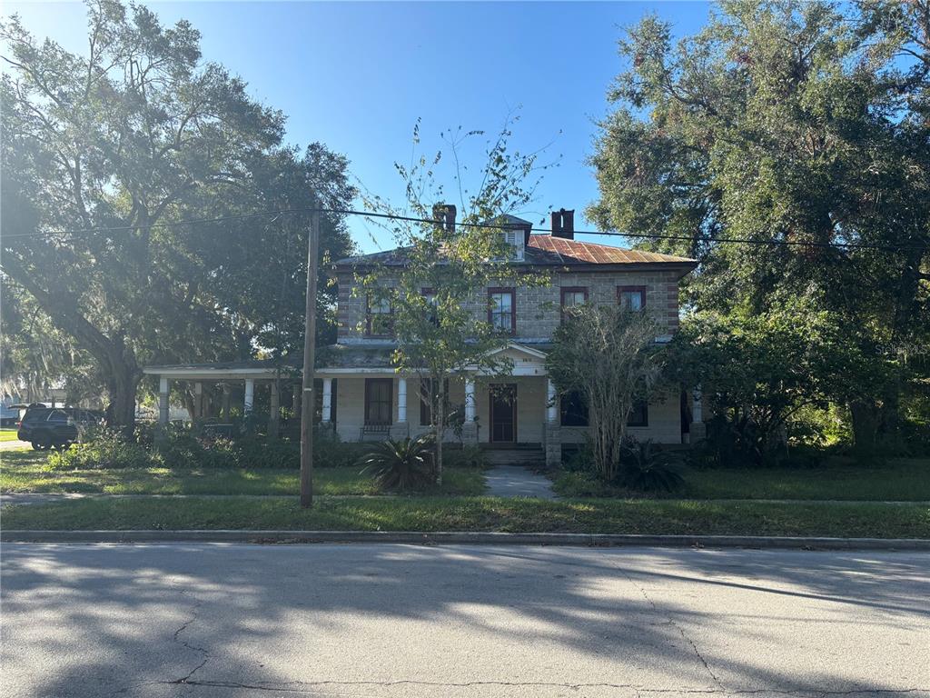 a view of a house with a yard