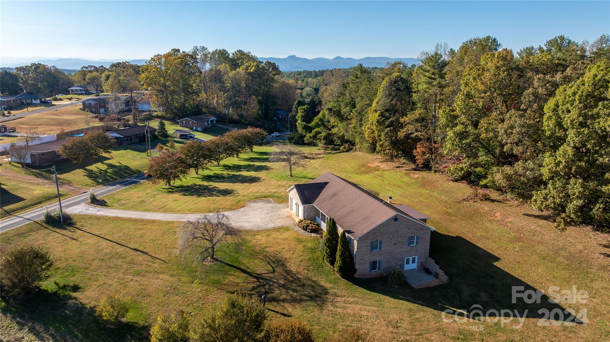 a view of a house with a yard