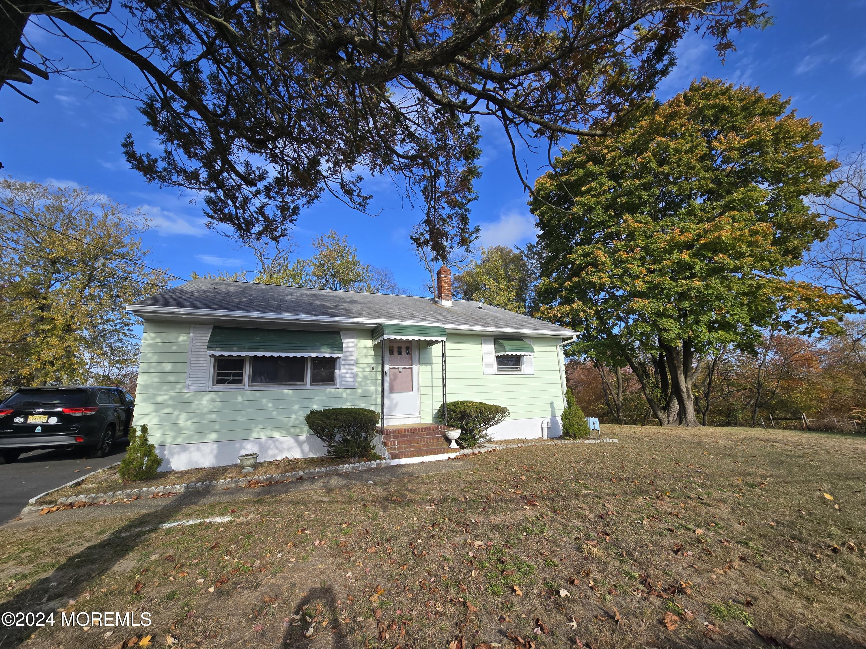 a view of a house with a backyard