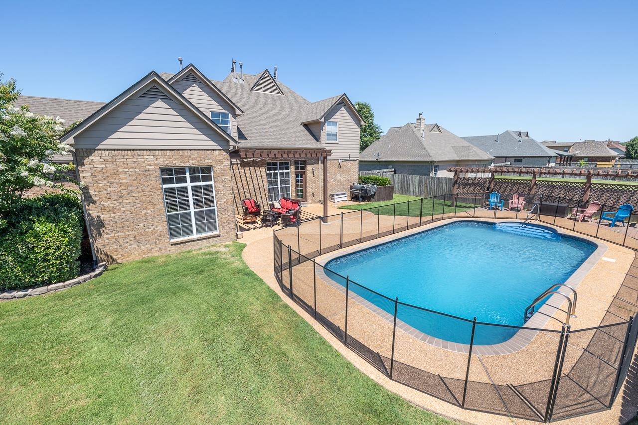 Pool, huge fenced in yard, patio w/TV box, pergolas!