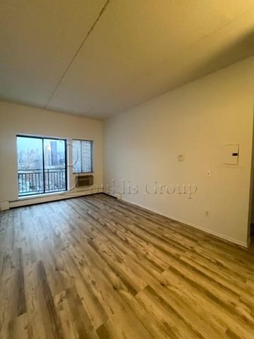 $2,800 | 14-56 31st Drive, Unit 10A | Astoria