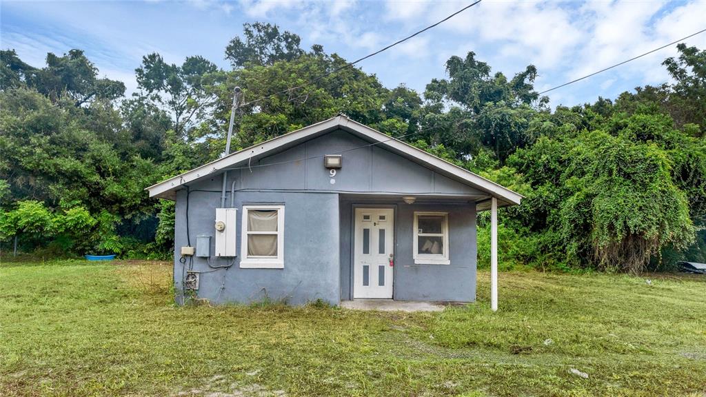 a view of a house with a yard