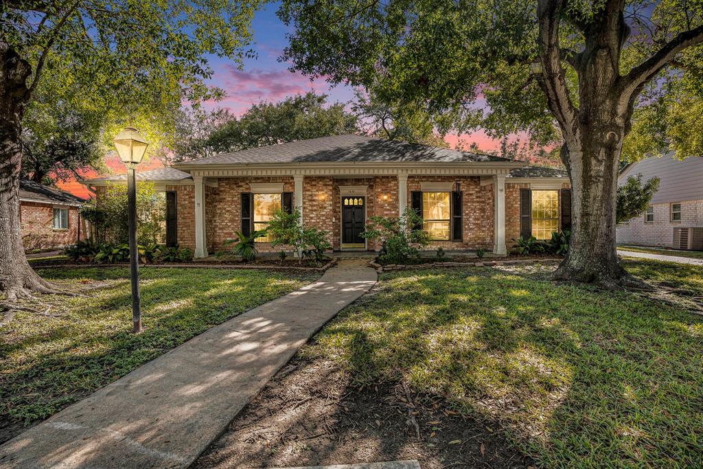 Charming 4-bedroom Nassau Bay home with a timeless single-story layout, nestled in a prime location amid exquisite properties.