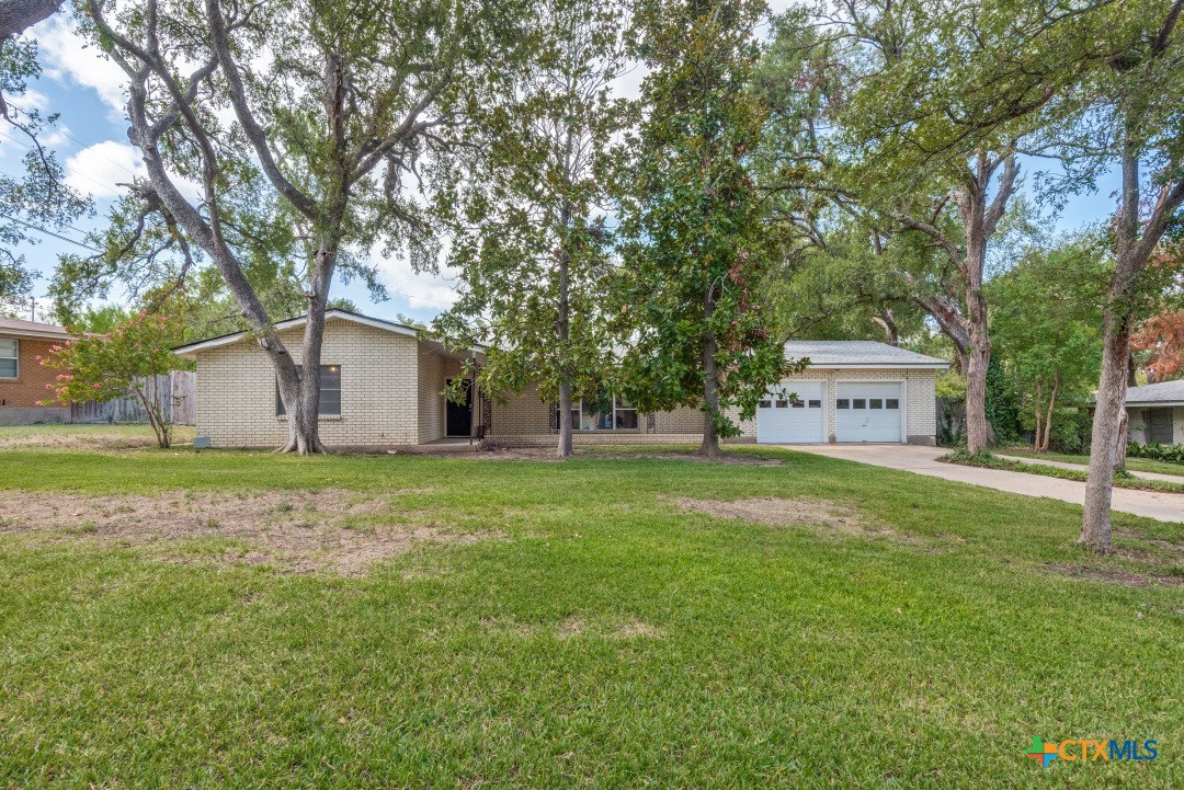 a view of a house with a backyard