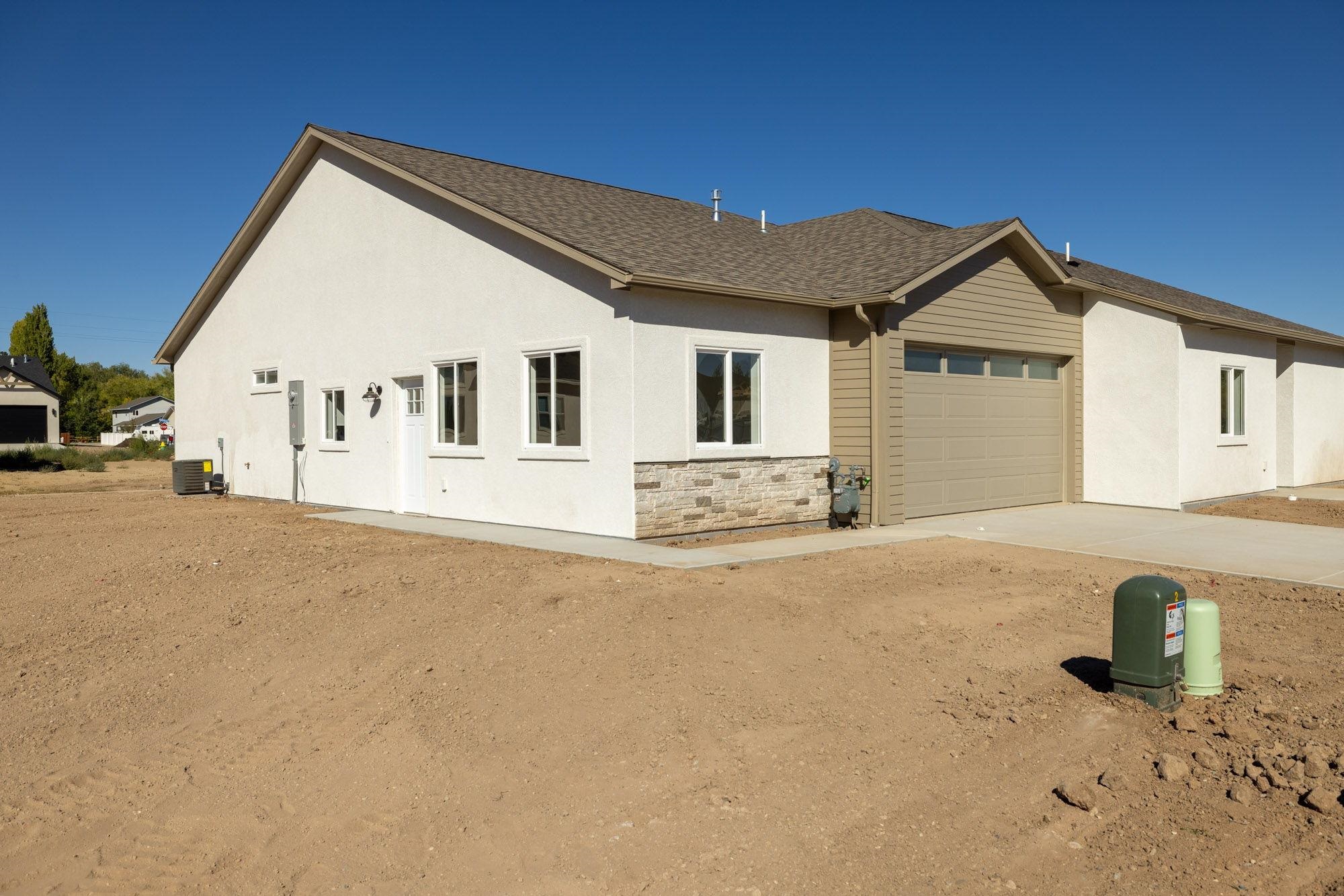 a view of a house with backyard