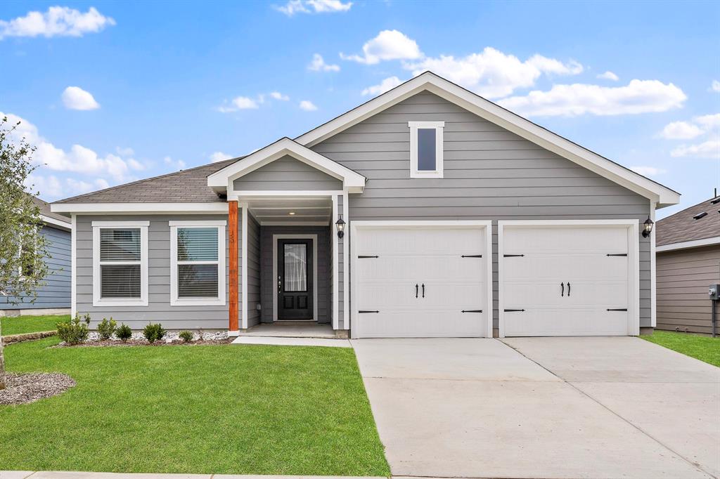 a view of a house with yard