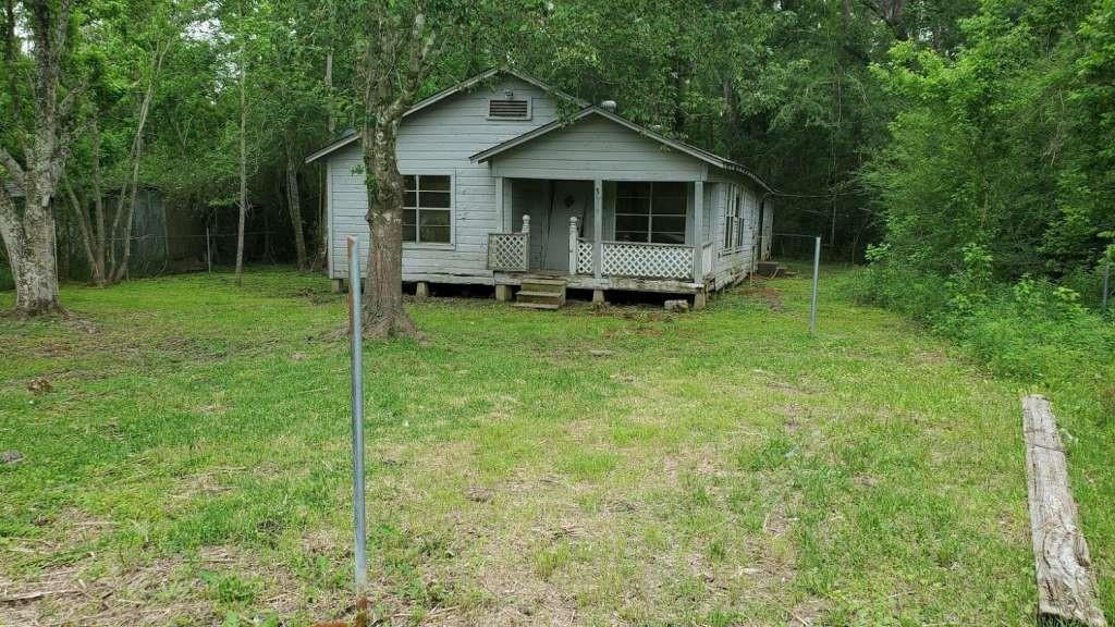 a view of a house with backyard