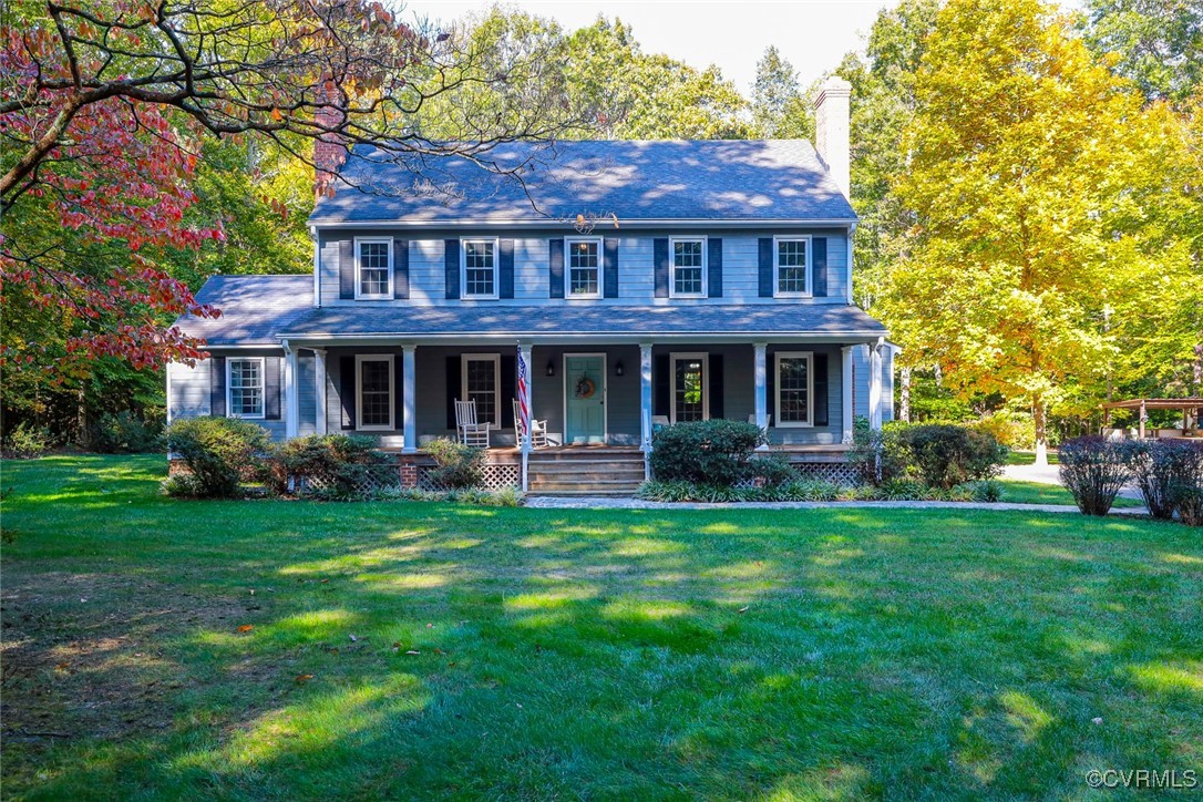 a view of a yard in front of house