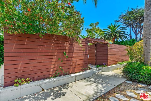 $2,579,000 | 340 Rennie Avenue | Venice