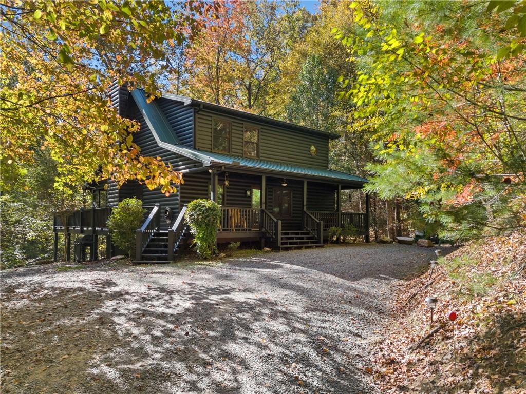 a view of a house with backyard